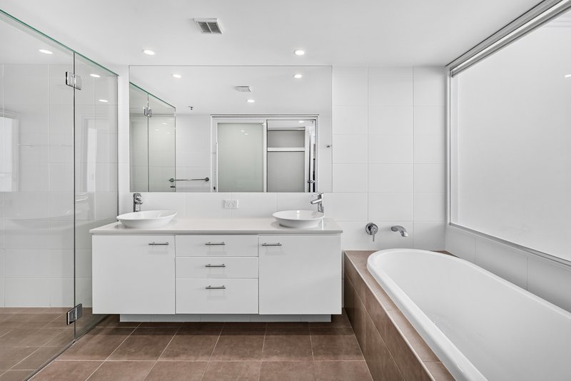Photo - 1502/33 T E Peters Drive, Broadbeach Waters QLD 4218 - Image 12