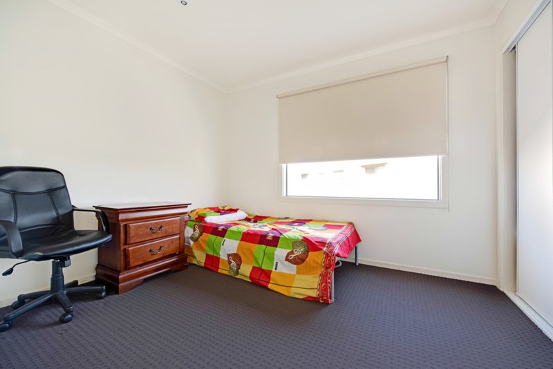 Photo - 15/1 Clearwater Rise Pde , Truganina VIC 3029 - Image 12