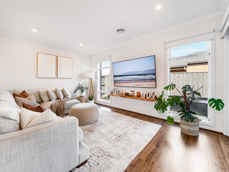 Photo - 151 Elmslie Drive, Cranbourne East VIC 3977 - Image 8