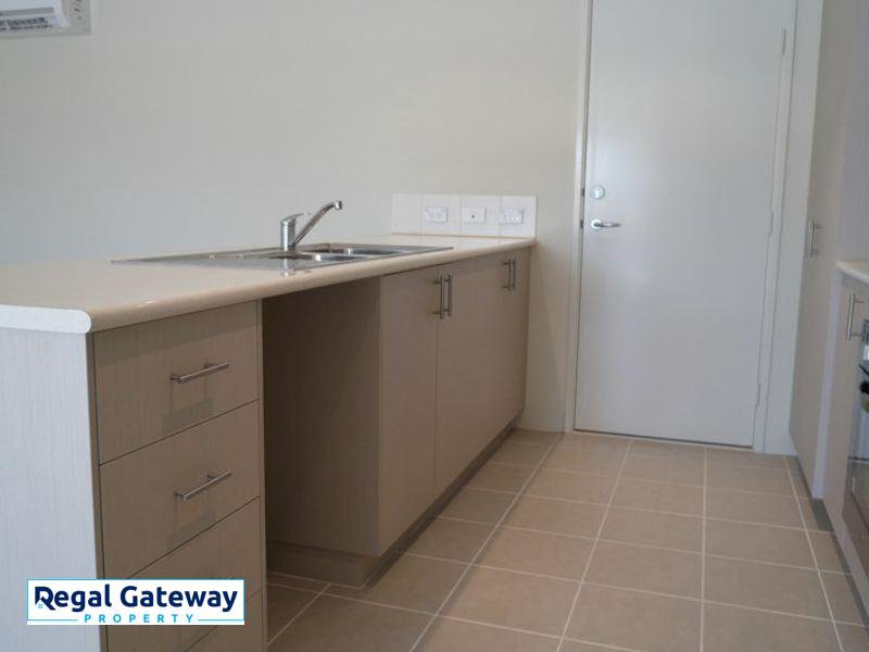 Photo - 15/1 Humboldt Entrance, Aubin Grove WA 6164 - Image 4