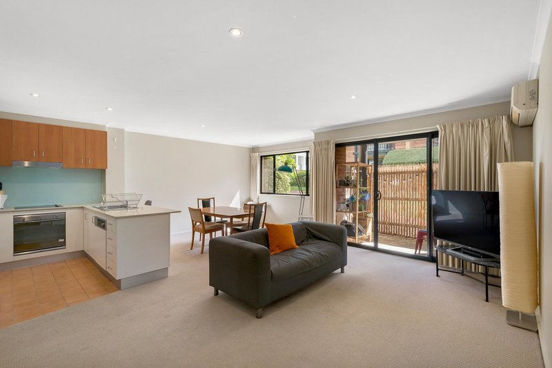 Photo - 15/1 Ijong Street, Braddon ACT 2612 - Image 3