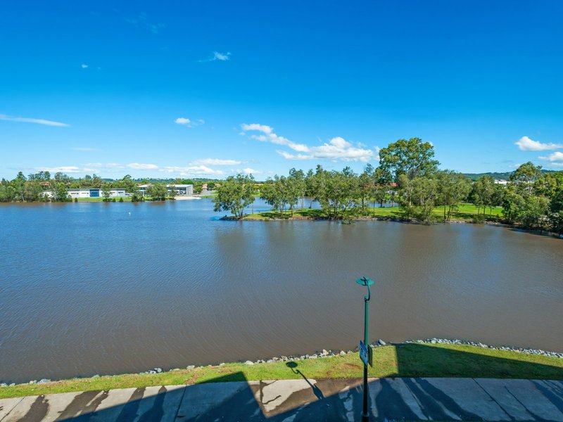 Photo - 15/1 Lakefront Crescent, Varsity Lakes QLD 4227 - Image 12