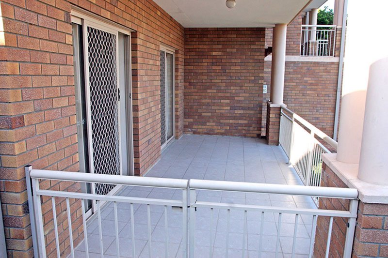 Photo - 1/52 Crump Street, Holland Park West QLD 4121 - Image 2