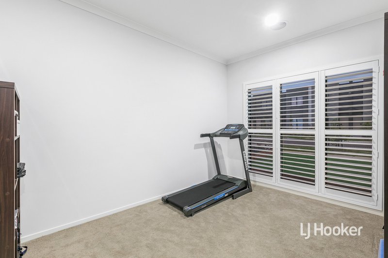 Photo - 152 Waterhaven Boulevard, Point Cook VIC 3030 - Image 4