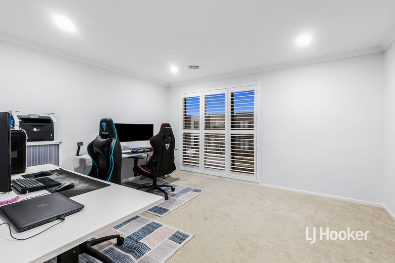 Photo - 152 Waterhaven Boulevard, Point Cook VIC 3030 - Image 14