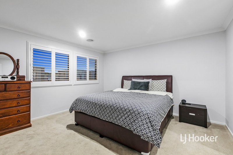 Photo - 152 Waterhaven Boulevard, Point Cook VIC 3030 - Image 16