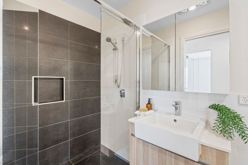 Photo - 15/27 York Street, Indooroopilly QLD 4068 - Image 2