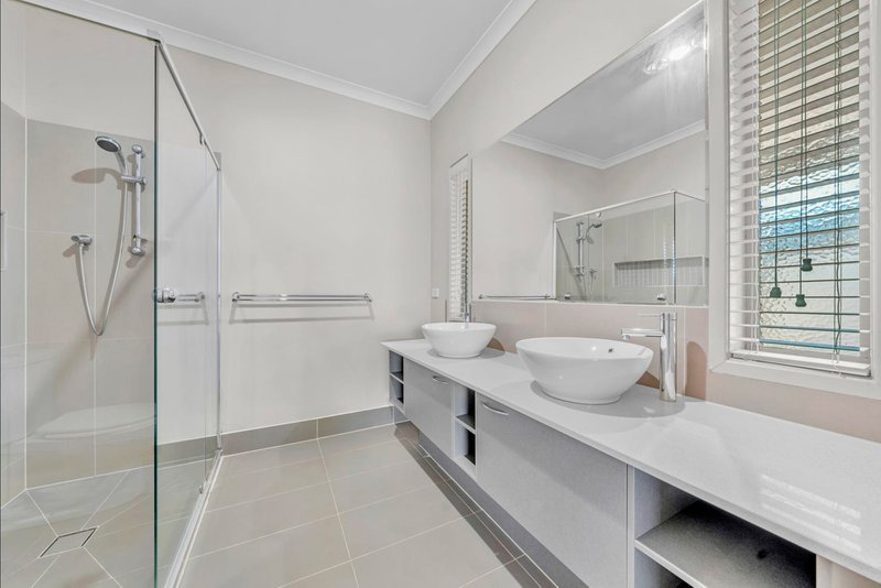 Photo - 153 Viewgrand Drive, Berwick VIC 3806 - Image 6