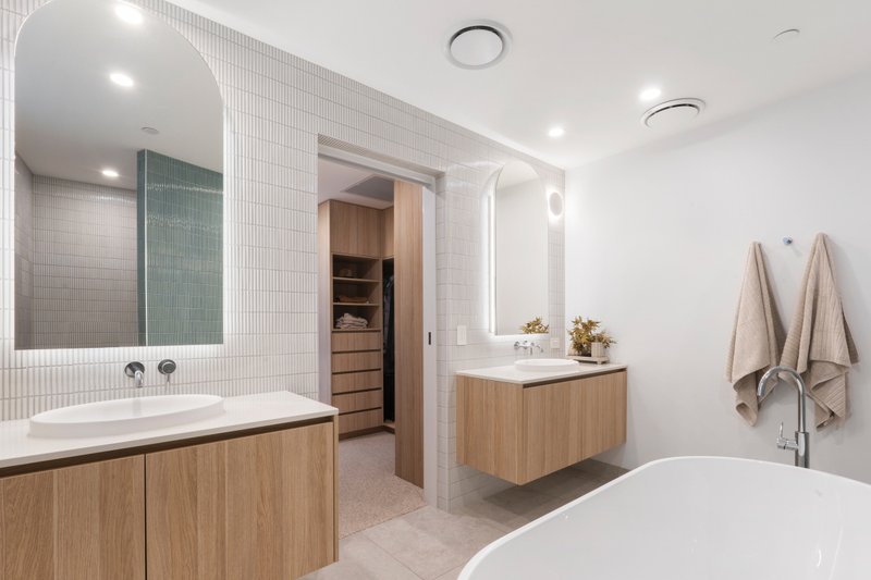 Photo - 1/536 Marine Parade, Biggera Waters QLD 4216 - Image 17