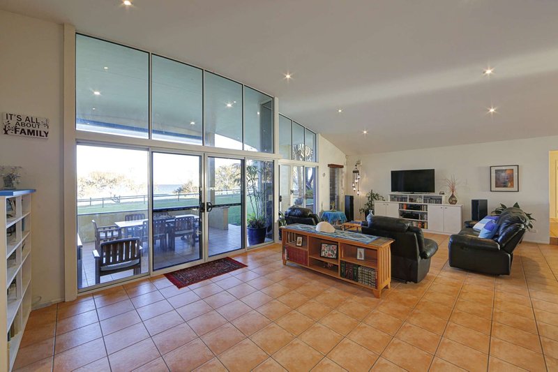 Photo - 154 Barolin Esplanade, Coral Cove QLD 4670 - Image 6