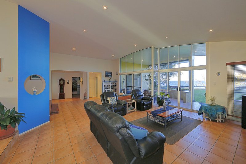 Photo - 154 Barolin Esplanade, Coral Cove QLD 4670 - Image 7