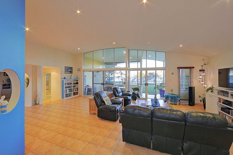 Photo - 154 Barolin Esplanade, Coral Cove QLD 4670 - Image 8