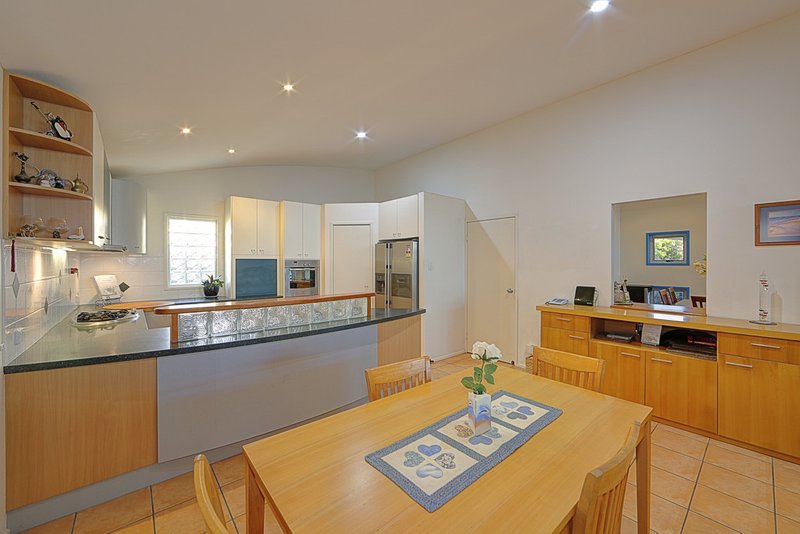 Photo - 154 Barolin Esplanade, Coral Cove QLD 4670 - Image 12