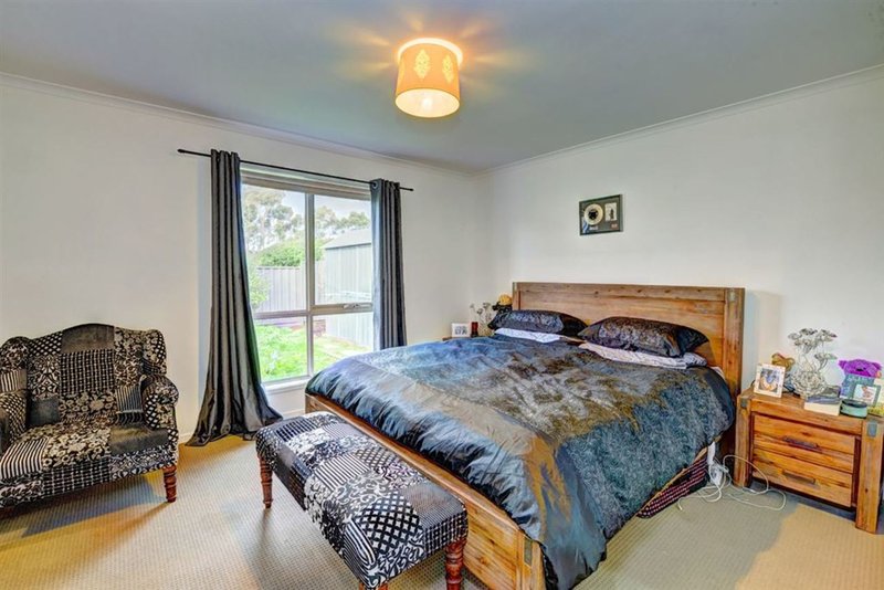 Photo - 154 Mansfield Avenue, Mount Clear VIC 3350 - Image 6