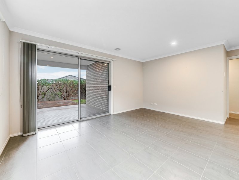 Photo - 154 Thoroughbred Drive, Clyde North VIC 3978 - Image 8