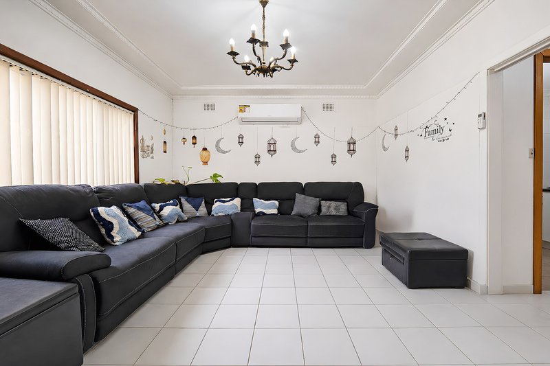 Photo - 156 Rex Road, Georges Hall NSW 2198 - Image 3