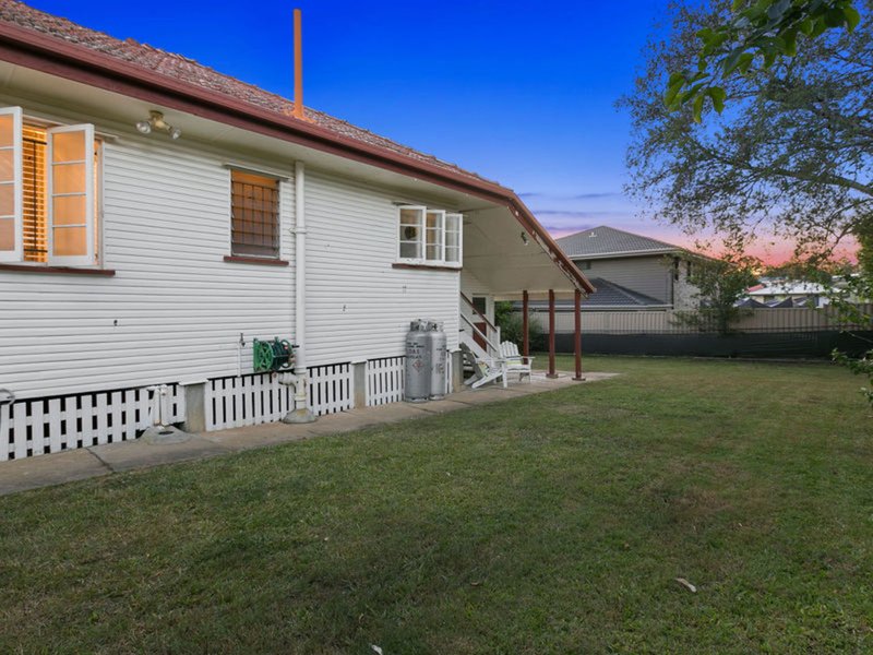 Photo - 158 Beddoes Street, Holland Park QLD 4121 - Image 3