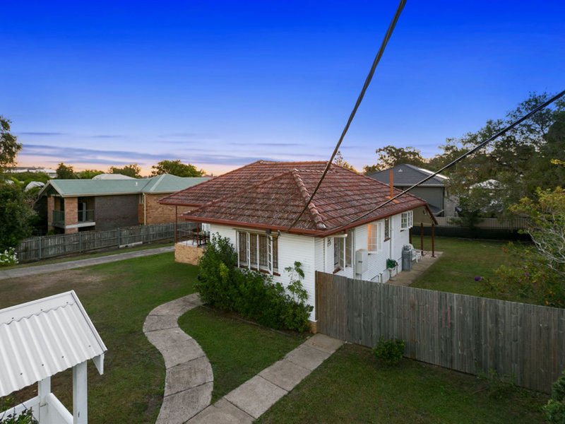 Photo - 158 Beddoes Street, Holland Park QLD 4121 - Image 4