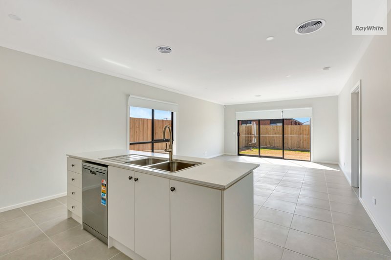 Photo - 158 Newbridge Boulevard, Wallan VIC 3756 - Image 3