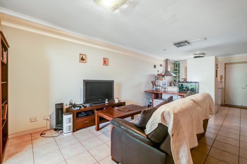 Photo - 15/9-11 Norman Street, St James WA 6102 - Image 6