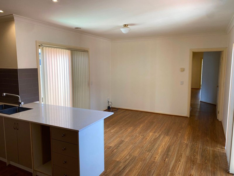 Photo - 16 Alpine Gardens, Caroline Springs VIC 3023 - Image 13