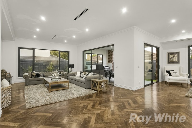 Photo - 16 Amber Grove, Mount Waverley VIC 3149 - Image 5