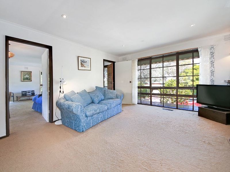 Photo - 16 Barnesdale Drive, Vermont VIC 3133 - Image 4