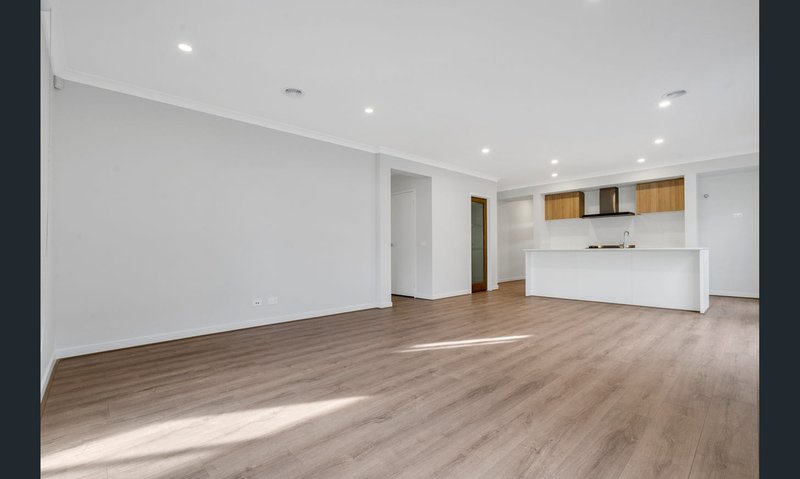 Photo - 16 Beaconsfield Drive, Mickleham VIC 3064 - Image 2
