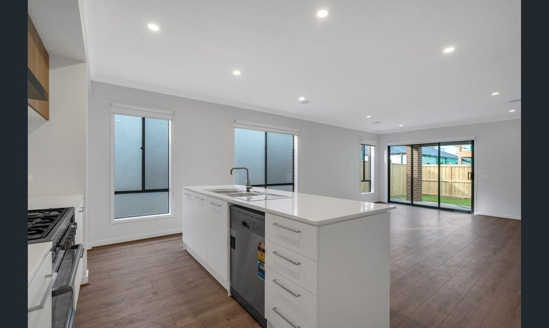 Photo - 16 Beaconsfield Drive, Mickleham VIC 3064 - Image 4