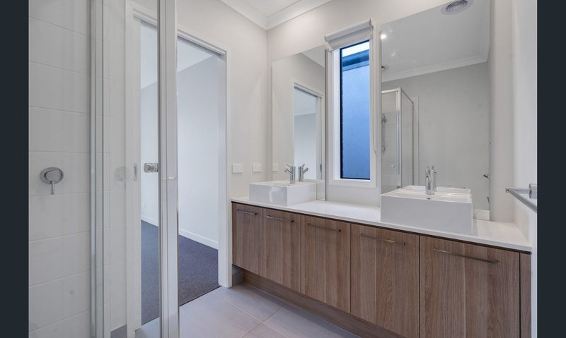Photo - 16 Beaconsfield Drive, Mickleham VIC 3064 - Image 7
