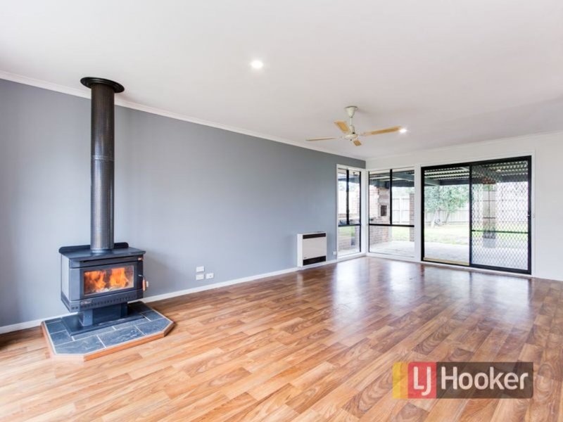 Photo - 16 Bradley Way, Cranbourne West VIC 3977 - Image 2