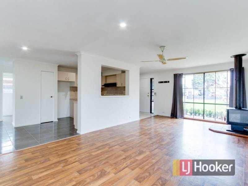 Photo - 16 Bradley Way, Cranbourne West VIC 3977 - Image 6