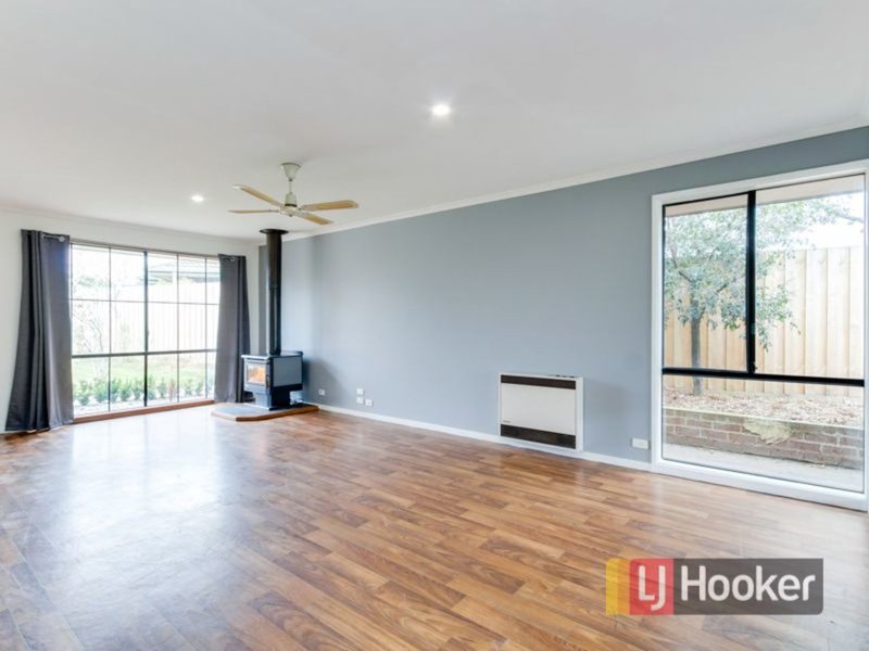 Photo - 16 Bradley Way, Cranbourne West VIC 3977 - Image 7