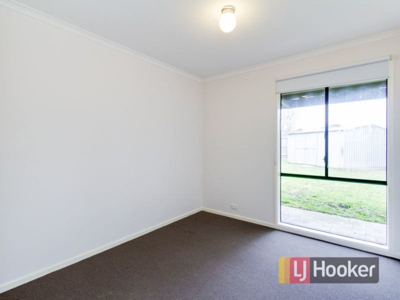 Photo - 16 Bradley Way, Cranbourne West VIC 3977 - Image 10