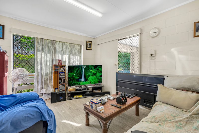 Photo - 16 Brennan Street, Manunda QLD 4870 - Image 6