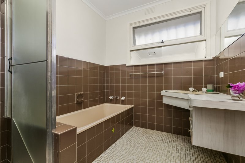 Photo - 16 Burramine Road, Glen Waverley VIC 3150 - Image 6