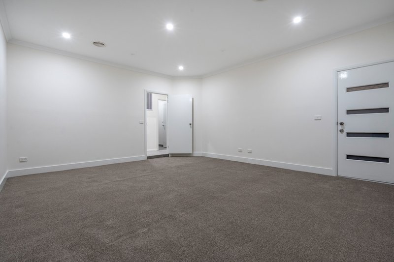 Photo - 16 Burrows Place, Craigieburn VIC 3064 - Image 17