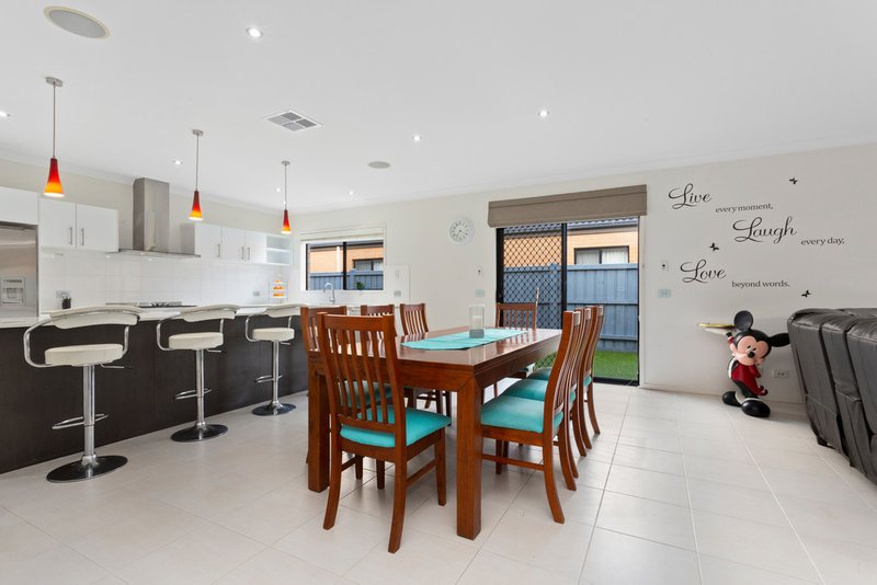 Photo - 16 Cairn Drive, South Morang VIC 3752 - Image 5