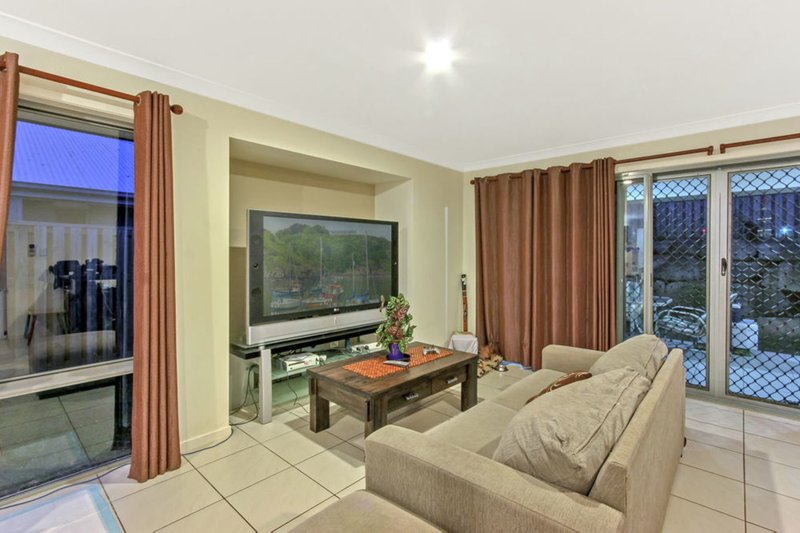 Photo - 16 Caper White Court, Kallangur QLD 4503 - Image 3