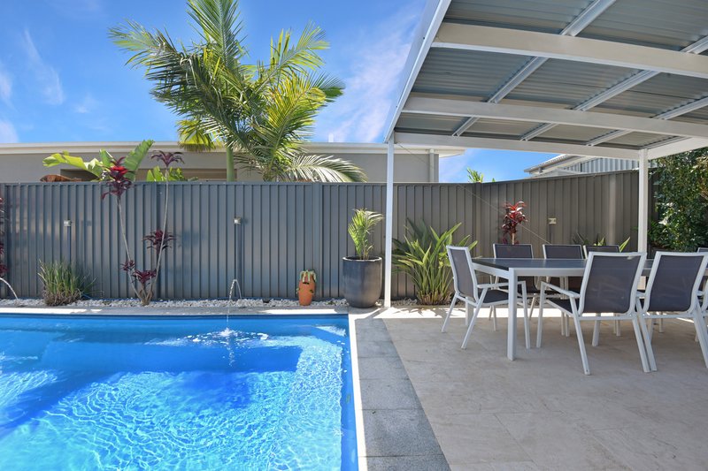 Photo - 16 Caraway Crescent, Banksia Beach QLD 4507 - Image 2