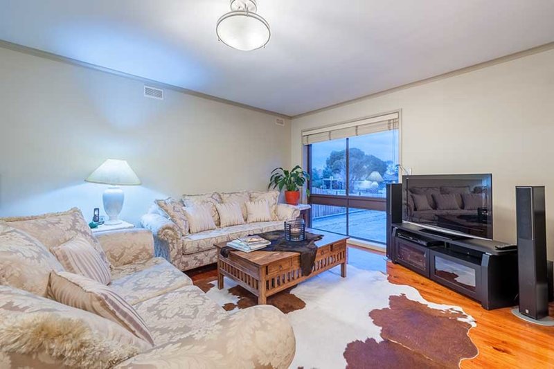 Photo - 16 Carlisle Street, Craigieburn VIC 3064 - Image 5