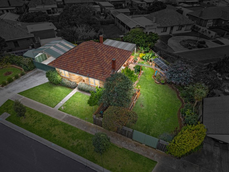 Photo - 16 Carter Crescent, Werribee VIC 3030 - Image 2