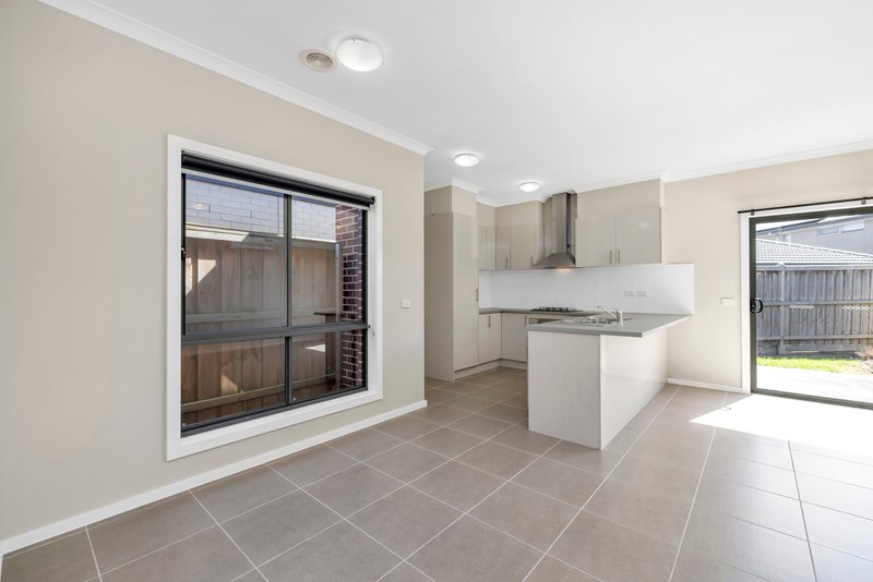 Photo - 16 Caversham Drive, Pakenham VIC 3810 - Image 3