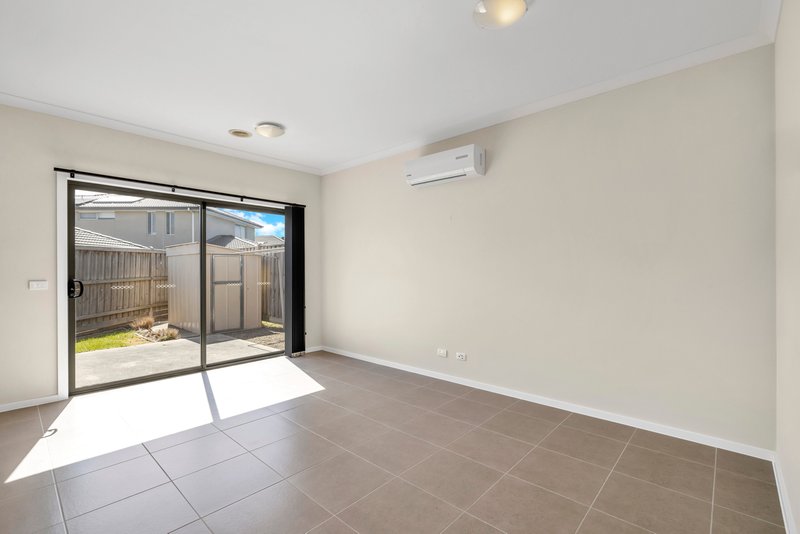 Photo - 16 Caversham Drive, Pakenham VIC 3810 - Image 5