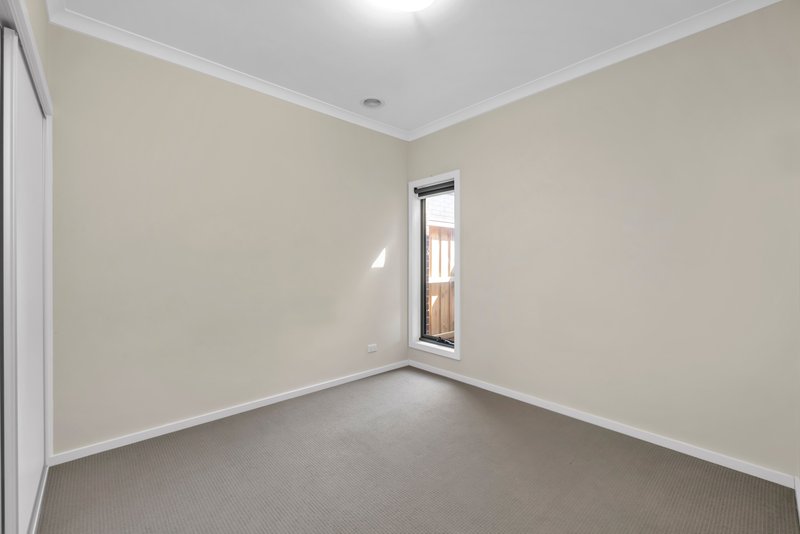 Photo - 16 Caversham Drive, Pakenham VIC 3810 - Image 7