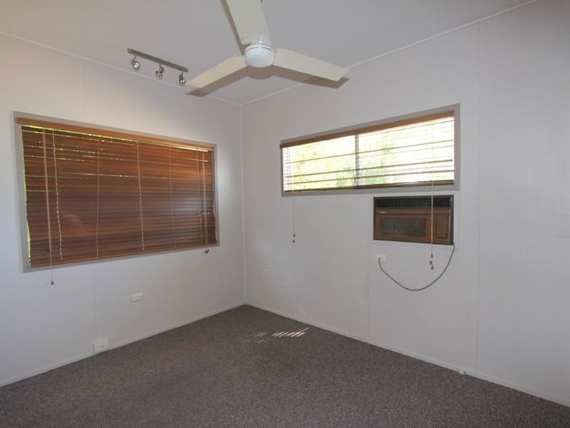 Photo - 16 Centenary Drive, Emerald QLD 4720 - Image 8