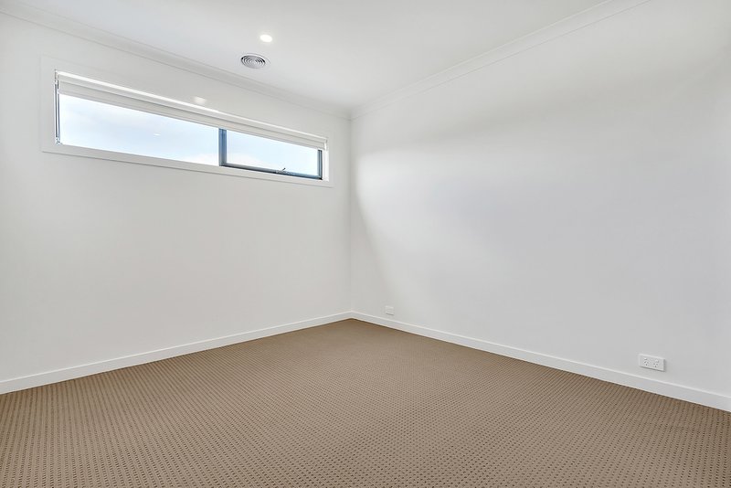 Photo - 16 Cerulean Walk, Craigieburn VIC 3064 - Image 12