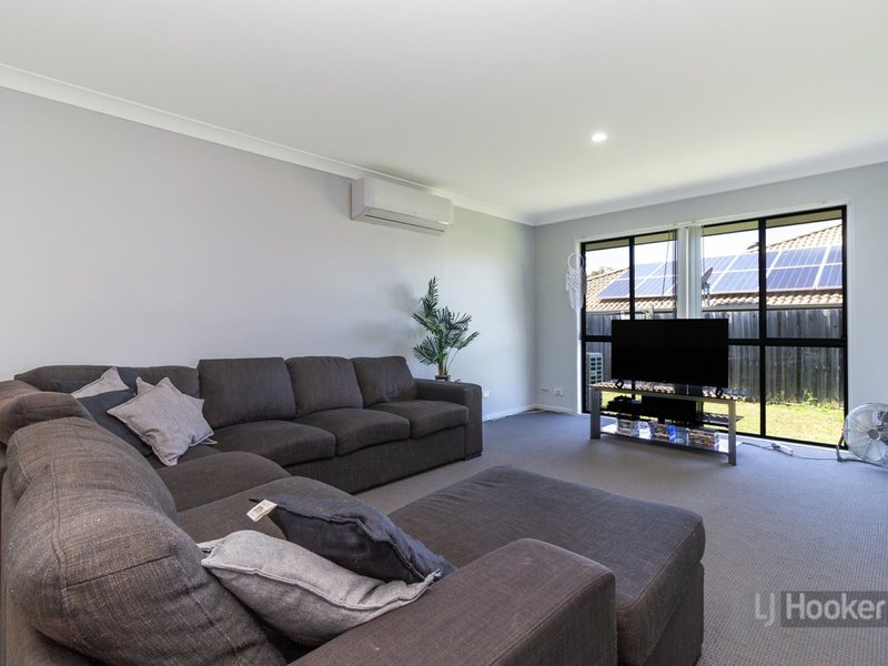 Photo - 16 Charlton Place, Regents Park QLD 4118 - Image 5