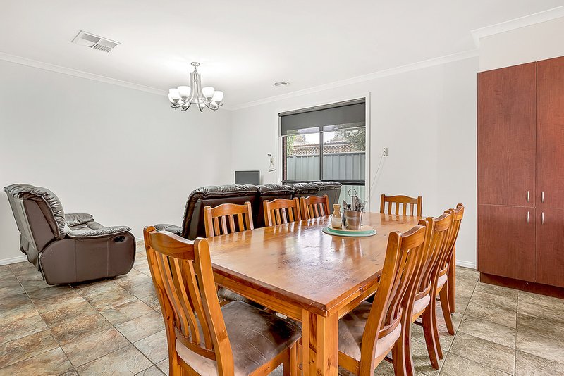 Photo - 16 Chelsworth Loop, Craigieburn VIC 3064 - Image 5