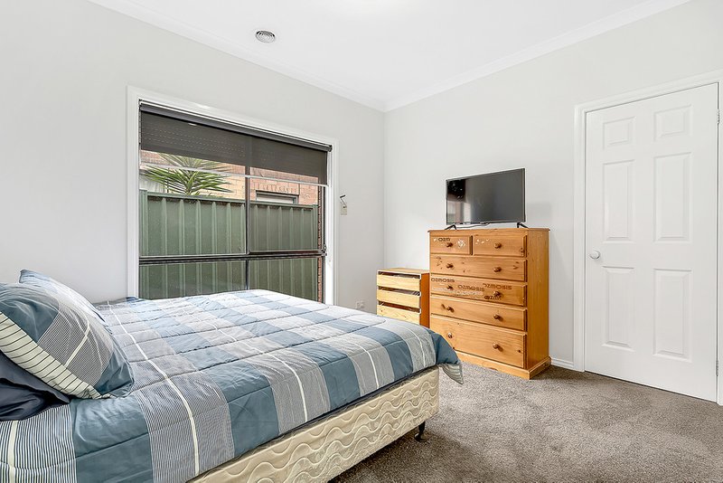 Photo - 16 Chelsworth Loop, Craigieburn VIC 3064 - Image 10